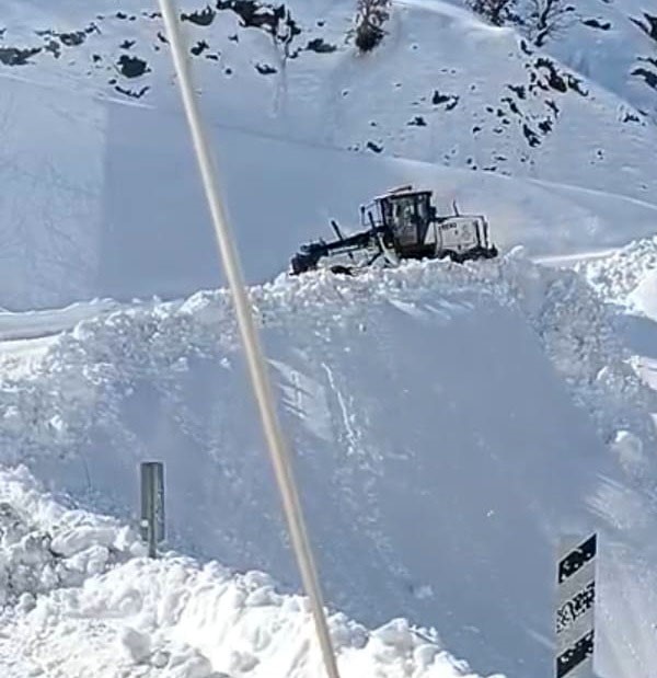 Malatya’da 1 buçuk metre karla mücadele kameralara yansıdı