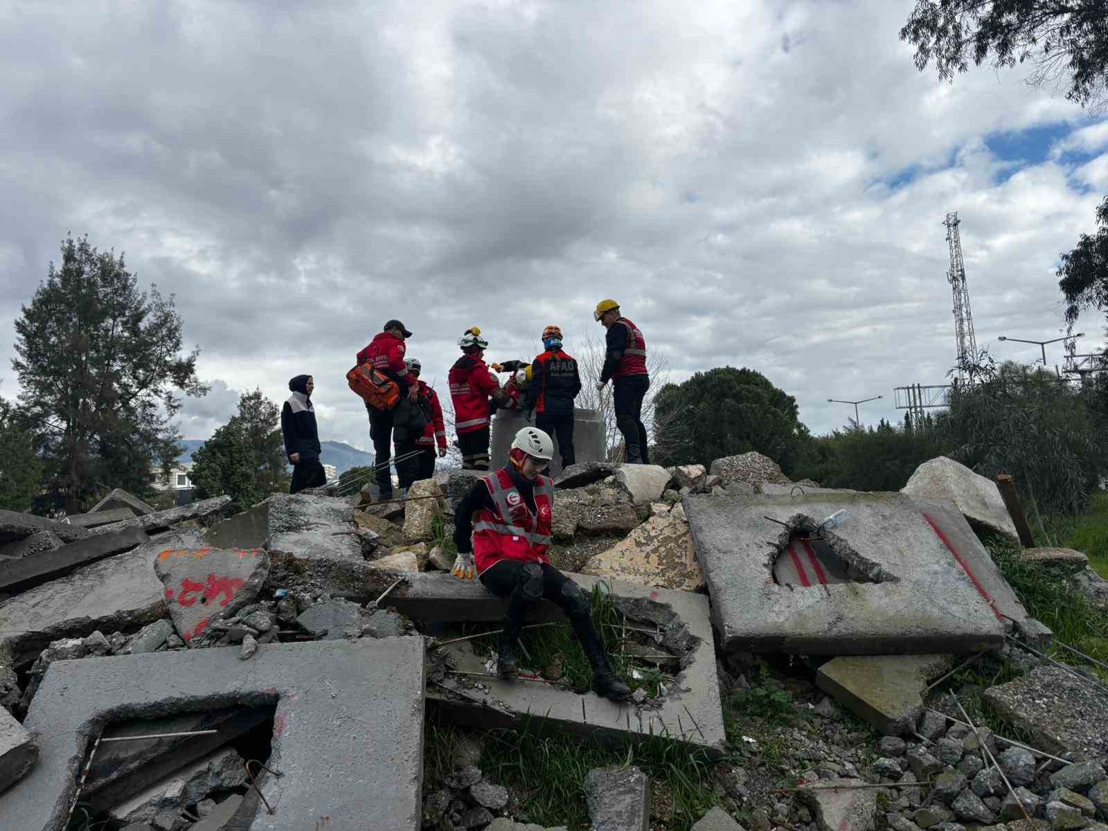 Aydın&rsquo;da enkazda arama kurtarma eğitimleri s&uuml;r&uuml;yor
