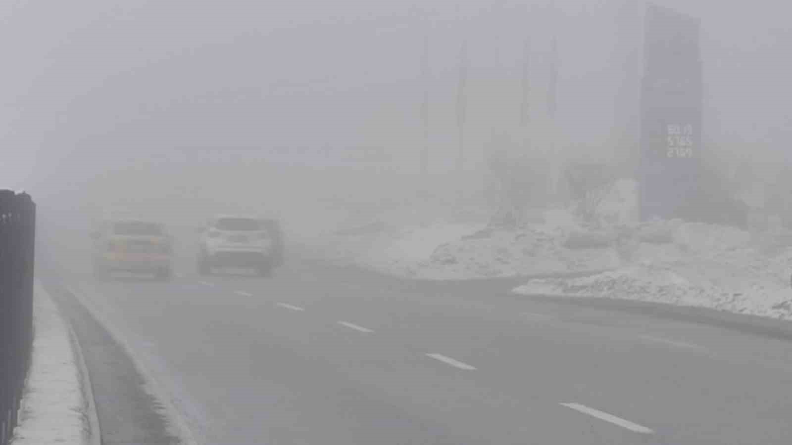 Bing&ouml;l&rsquo;de yoğun sis g&ouml;r&uuml;ş mesafesini d&uuml;ş&uuml;rd&uuml;: S&uuml;r&uuml;c&uuml;ler zor anlar yaşadı
