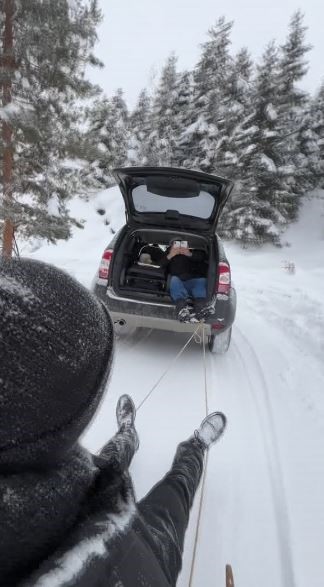 Şavşat’ta geleneksel tahta kızaklarla kış eğlencesi
