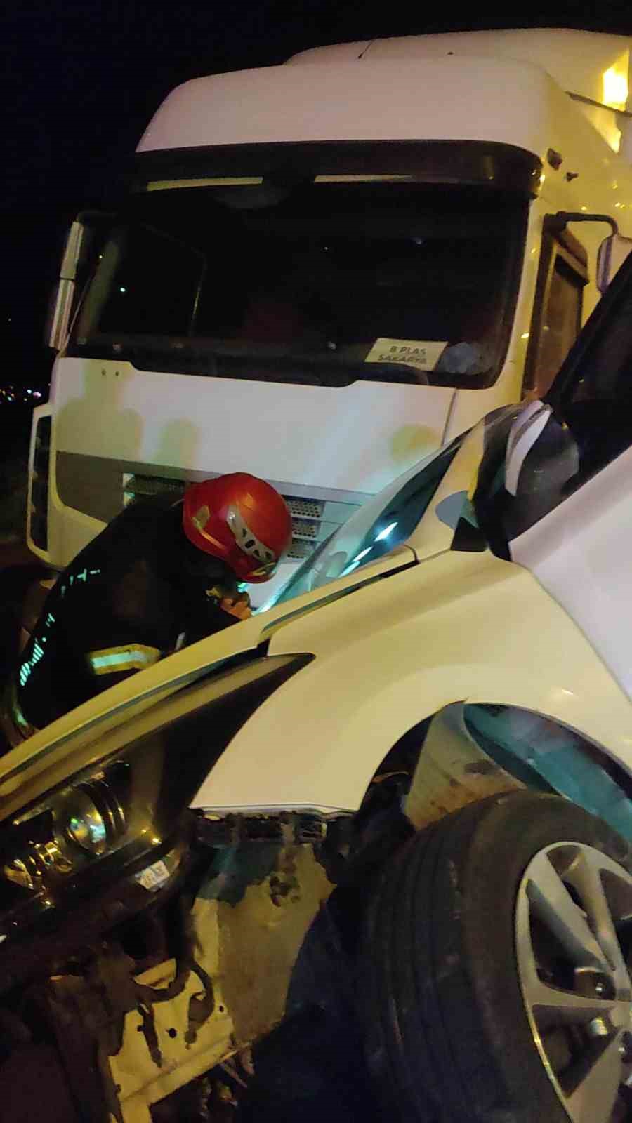 Otomobil bariyerlerde 15 metre s&uuml;r&uuml;klenerek tıra &ccedil;arptı: 4 yaralı
