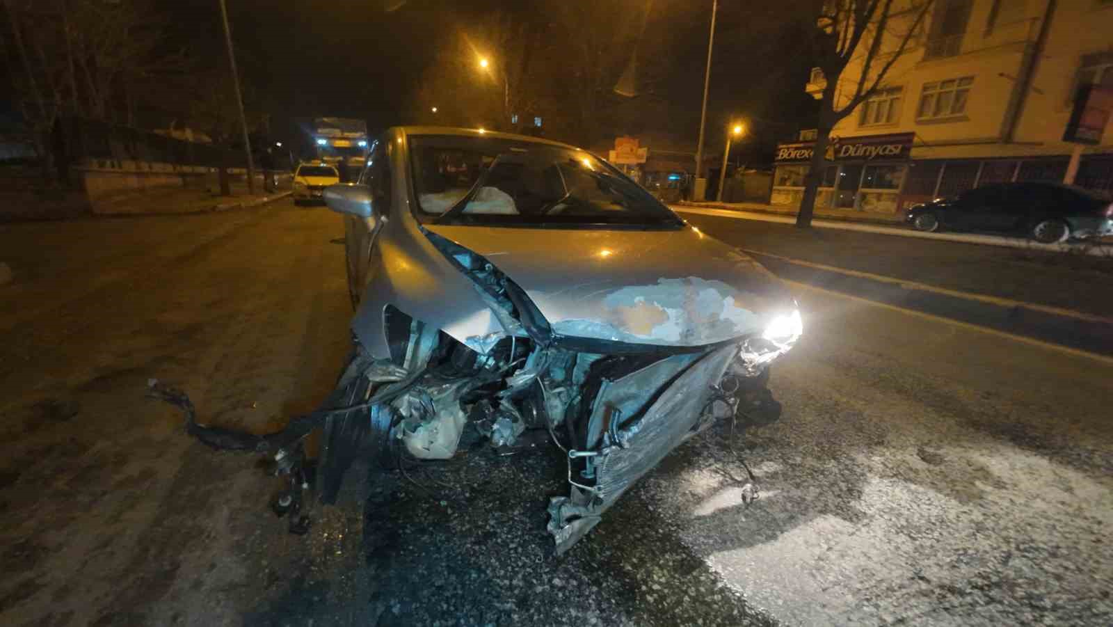 Kaza yapan otomobilin d&ouml;nerek savrulduğu anlar kameraya yansıdı: 2 yaralı
