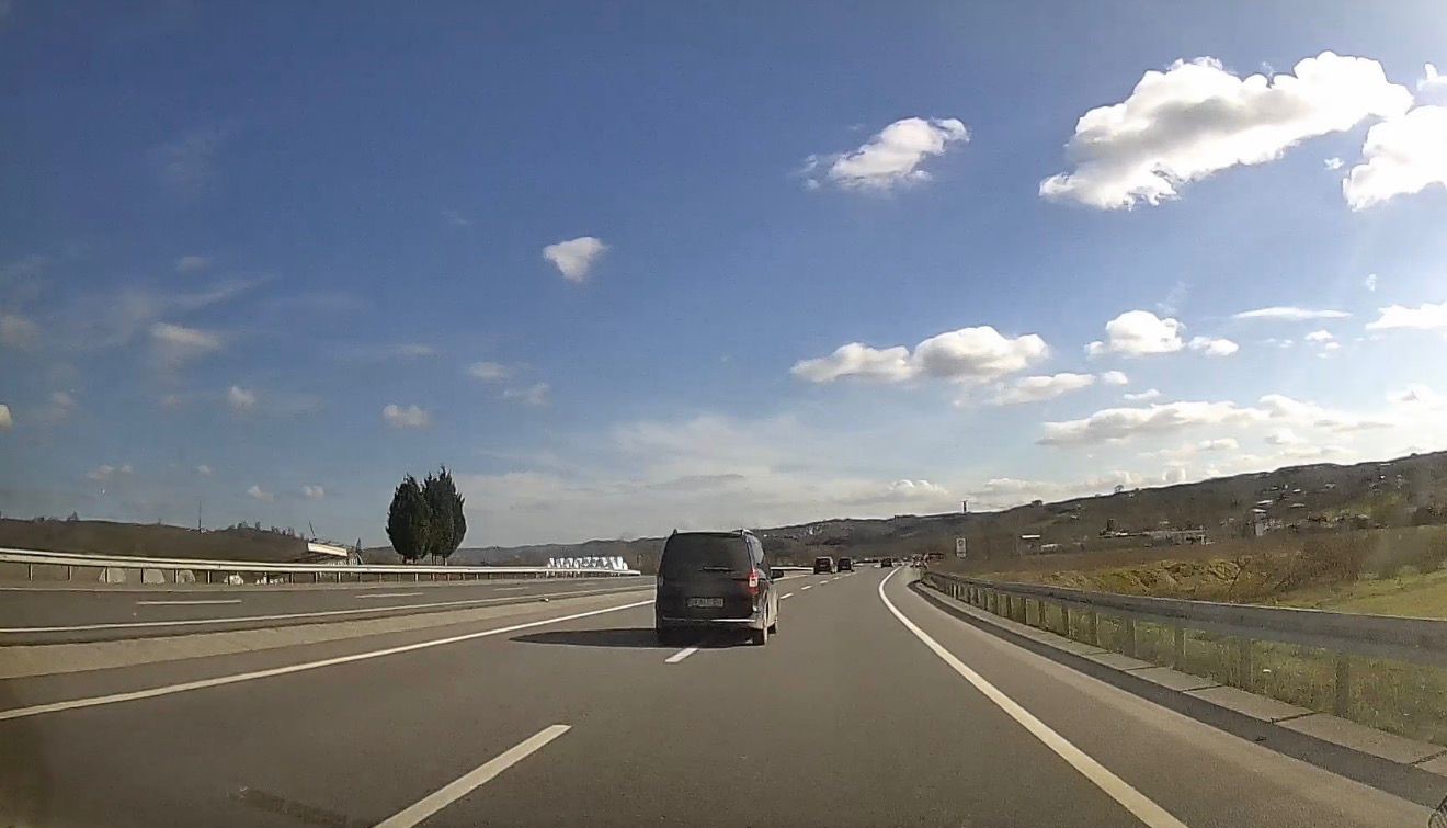 Şerit ihlali yaparak aracı silme ge&ccedil;ti: Kazaya davetiye &ccedil;ıkaran s&uuml;r&uuml;c&uuml; canları hi&ccedil;e saydı
