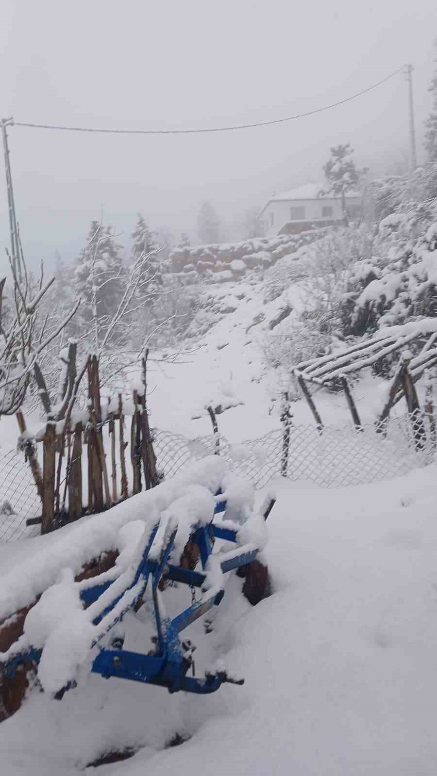 Kar kalınlığı 25 santimetreye ulaşan &Ccedil;ameli&rsquo;nde saha &ccedil;alışmalar devam ediyor
