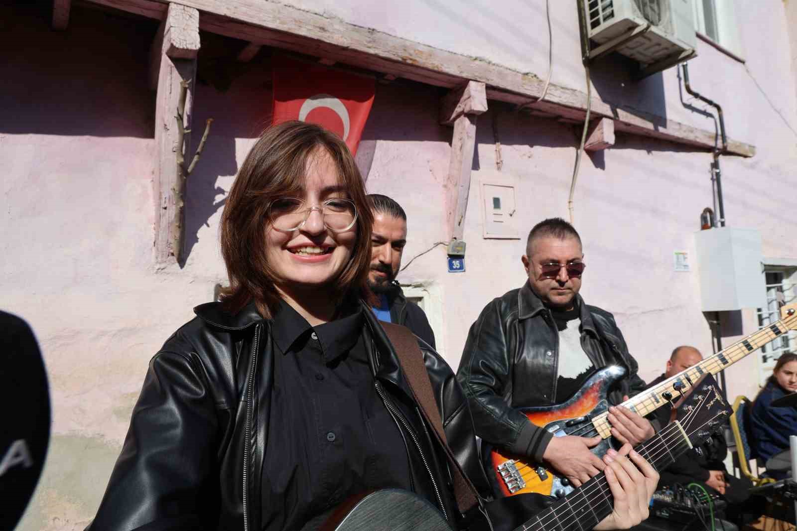 Barış Man&ccedil;o, annesiyle bir d&ouml;nem yaşadığı evin &ouml;n&uuml;nde anıldı
