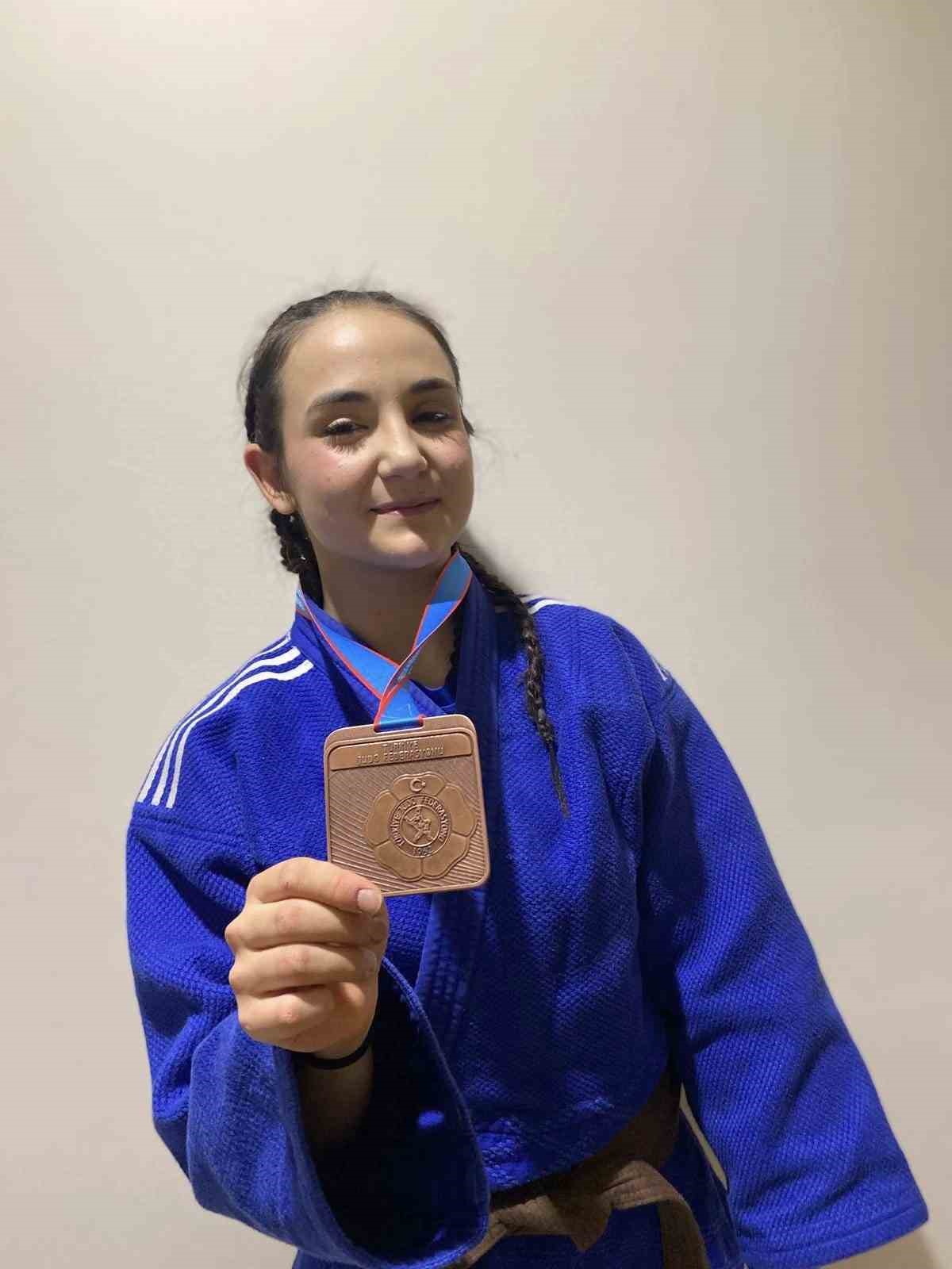 Yunusemreli Kevser&rsquo;den milli takıma uzanan bronz
