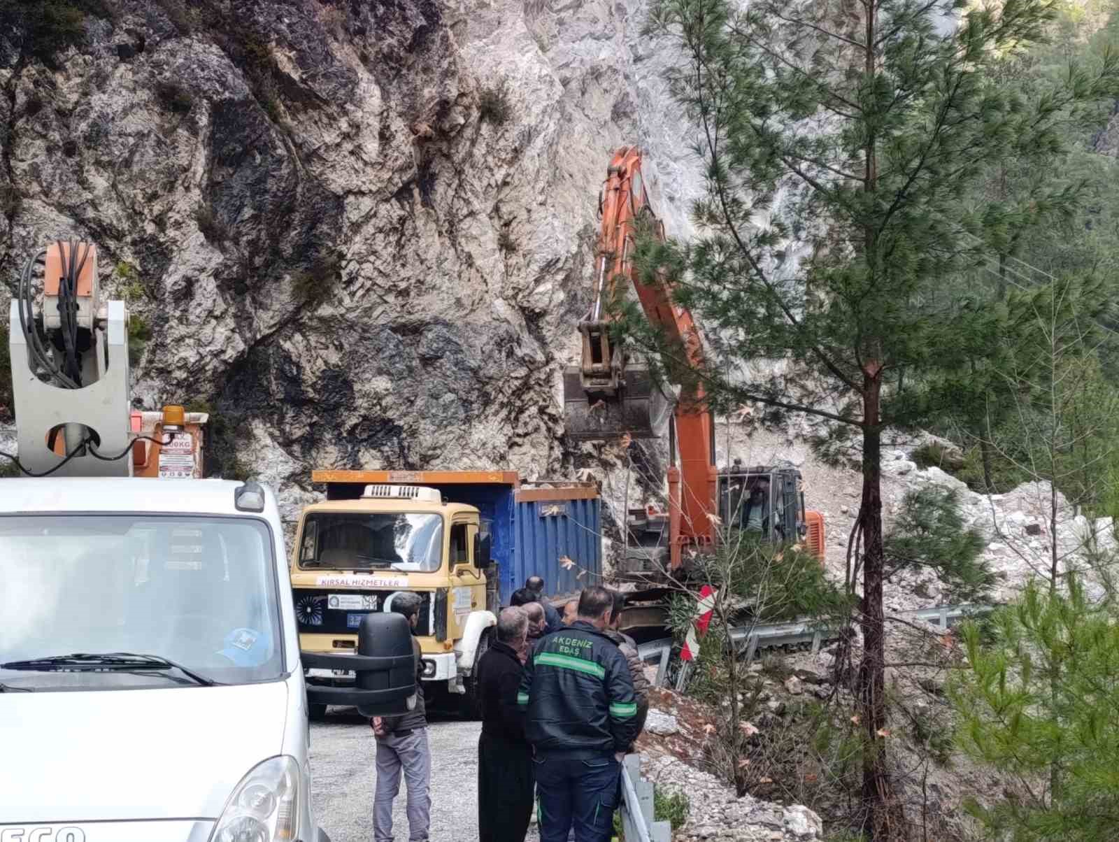 B&uuml;y&uuml;kşehir ekiplerinden Alacami yolunda heyelan &ccedil;alışması
