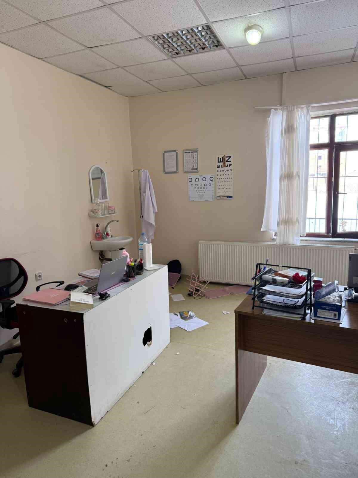 Ağrı&rsquo;da ASM&rsquo;de g&ouml;rev yapan doktora muayene odasında yumruklu saldırı
