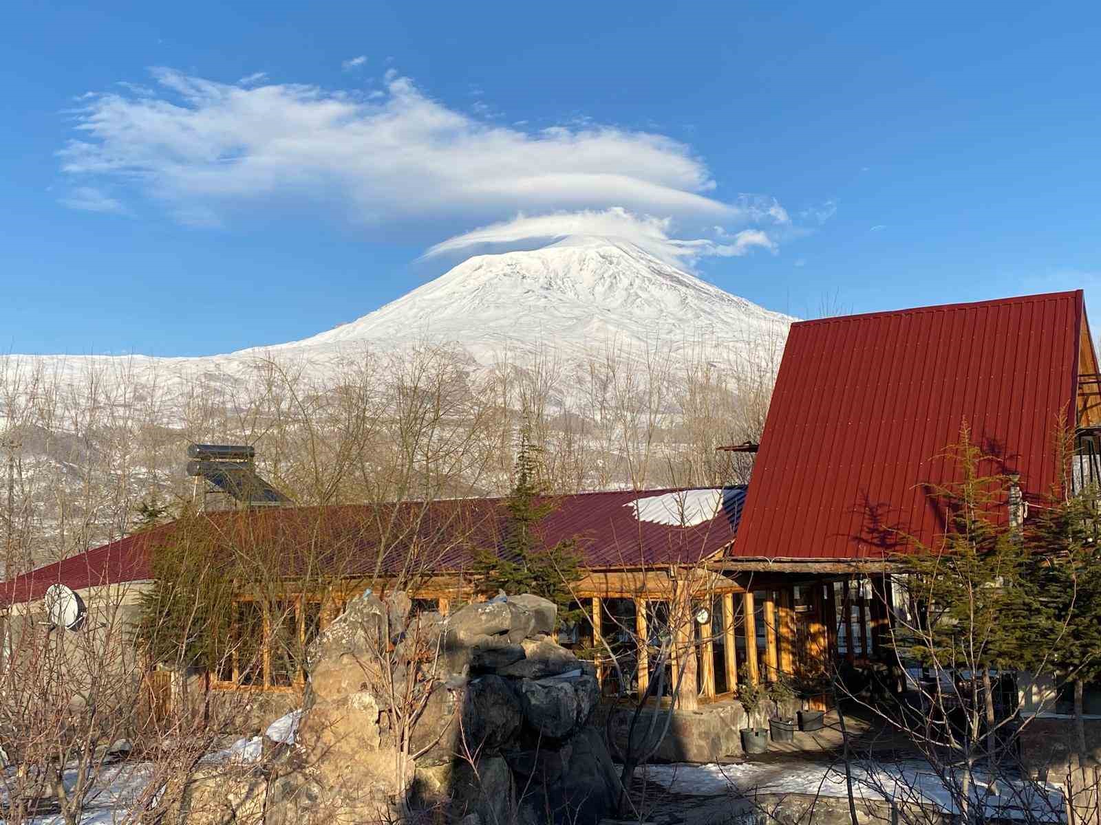 Ağrı Dağı’nın zirvesinde oluşan mercek bulutu hayran bıraktı
