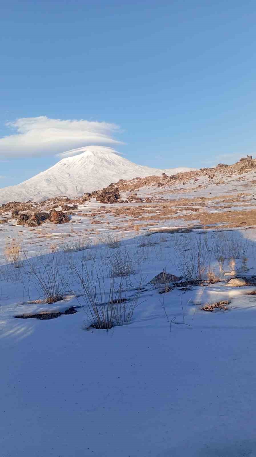 Ağrı Dağı&rsquo;nın zirvesinde oluşan mercek bulutu hayran bıraktı
