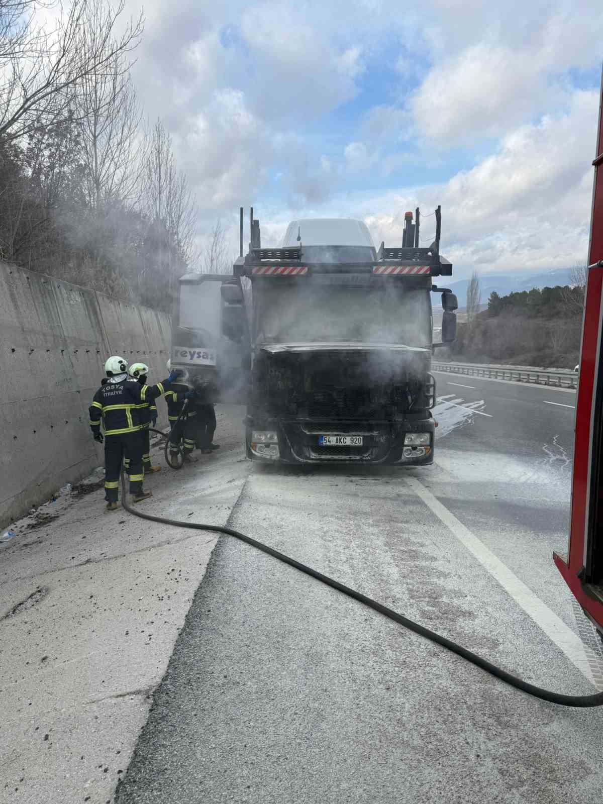 D100 çekicide çıkan yangını itfaiye söndürdü