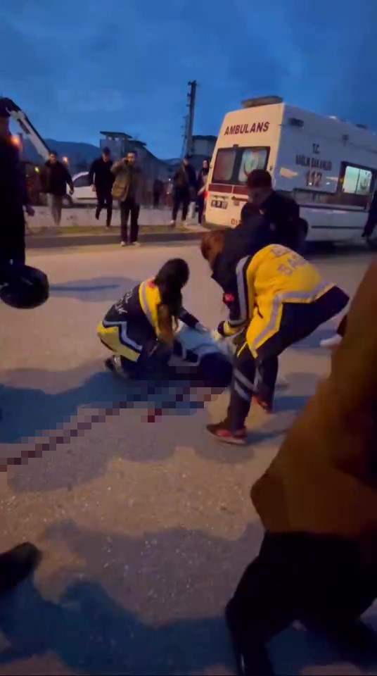 Taksiye &ccedil;arpan motosikletli ağır yaralandı
