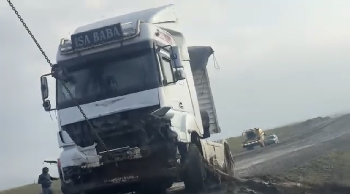 Mardin’de kontrolden çıkan tır yol kenarına savruldu