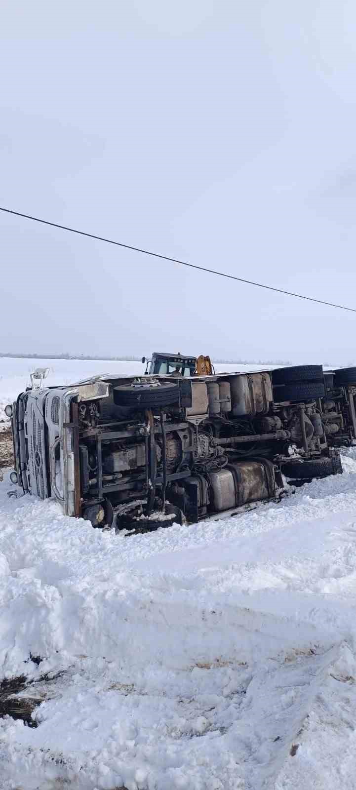 Muradiye’de gizli buzlanmadan dolayı tır devrildi