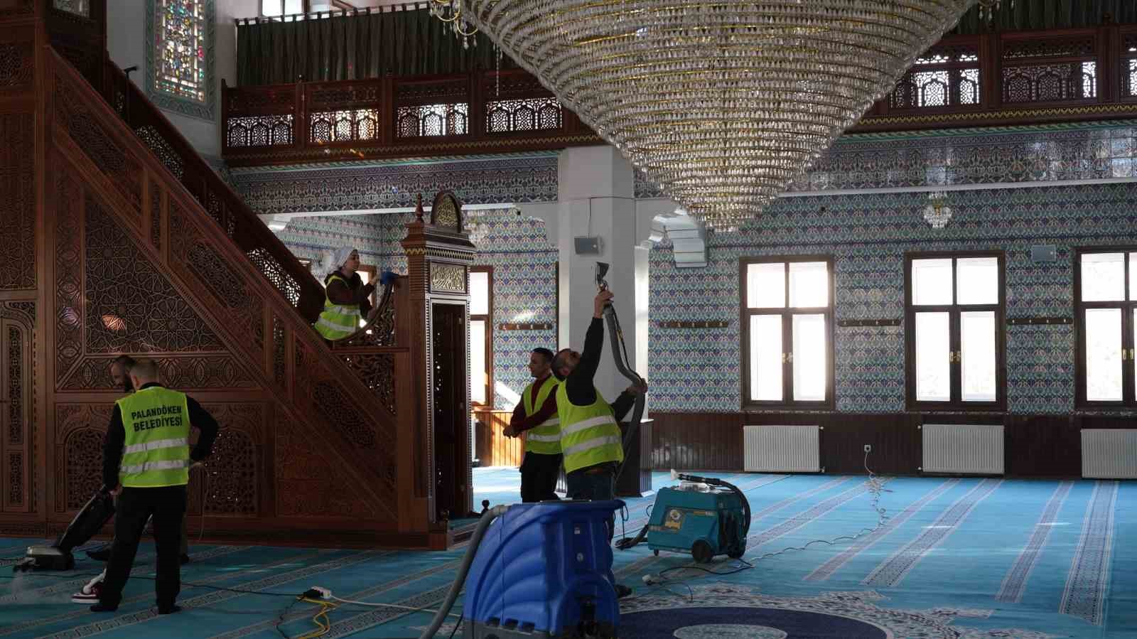 Paland&ouml;ken&rsquo;de Camiler Ramazan ayına hazırlanıyor
