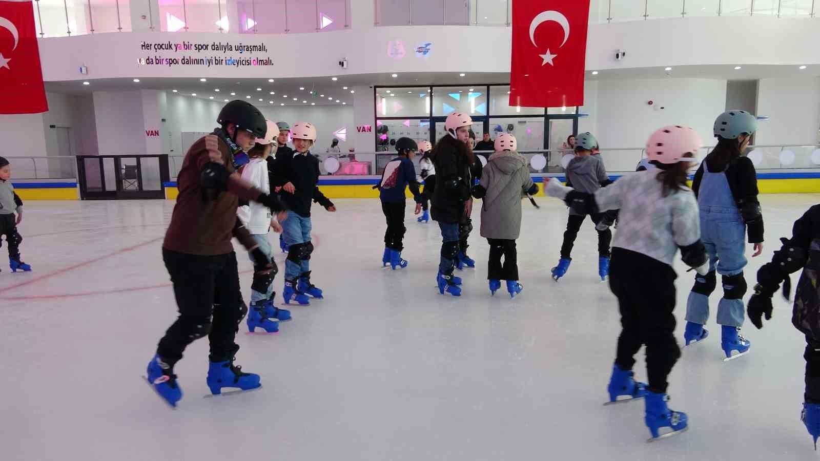 Buz pateni pisti yarıyıl tatilinde &ccedil;ocukların uğrak noktası oldu
