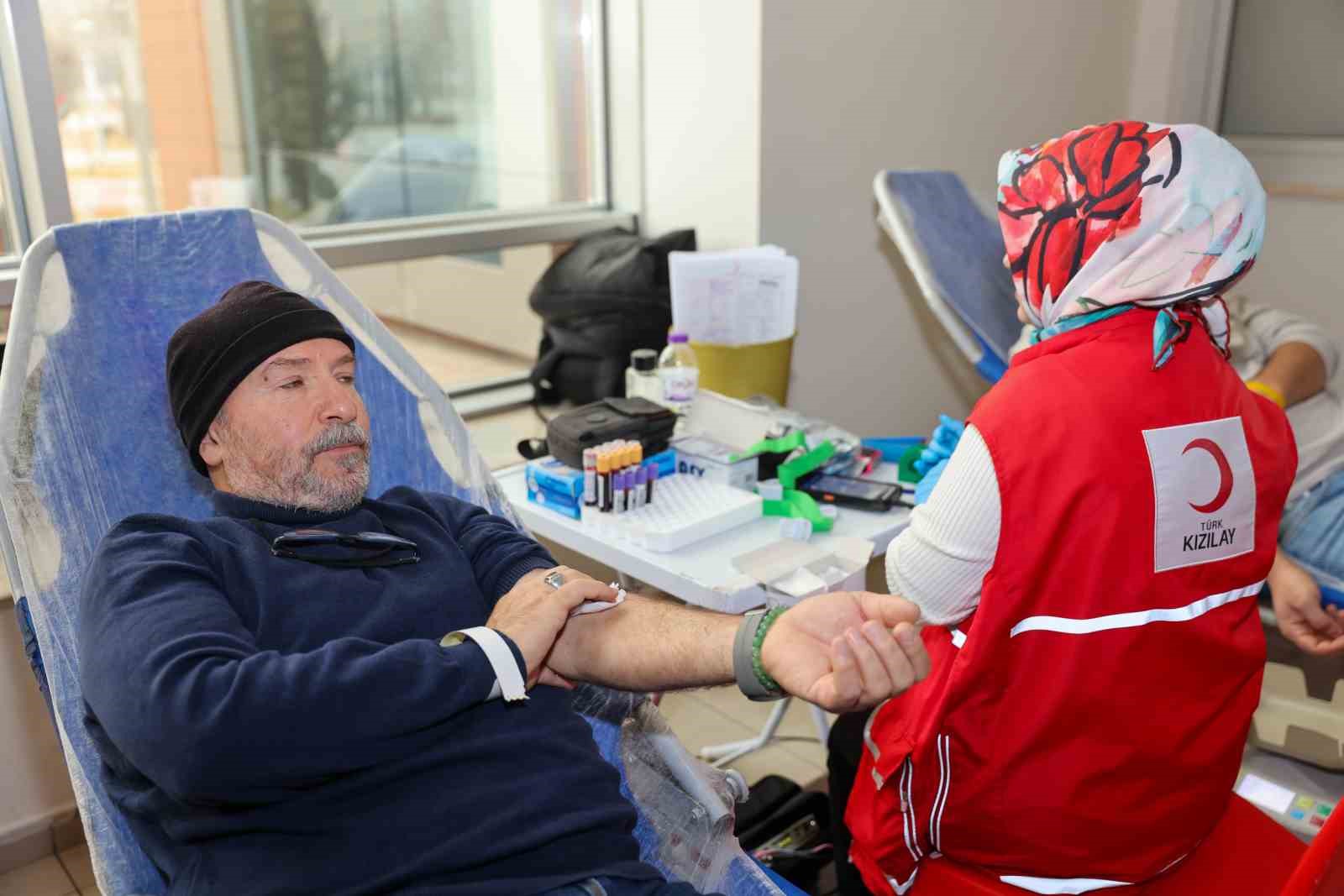 Sel&ccedil;uklu Belediyesi personeli ve vatandaşlardan kan bağışı kampanyasına destek
