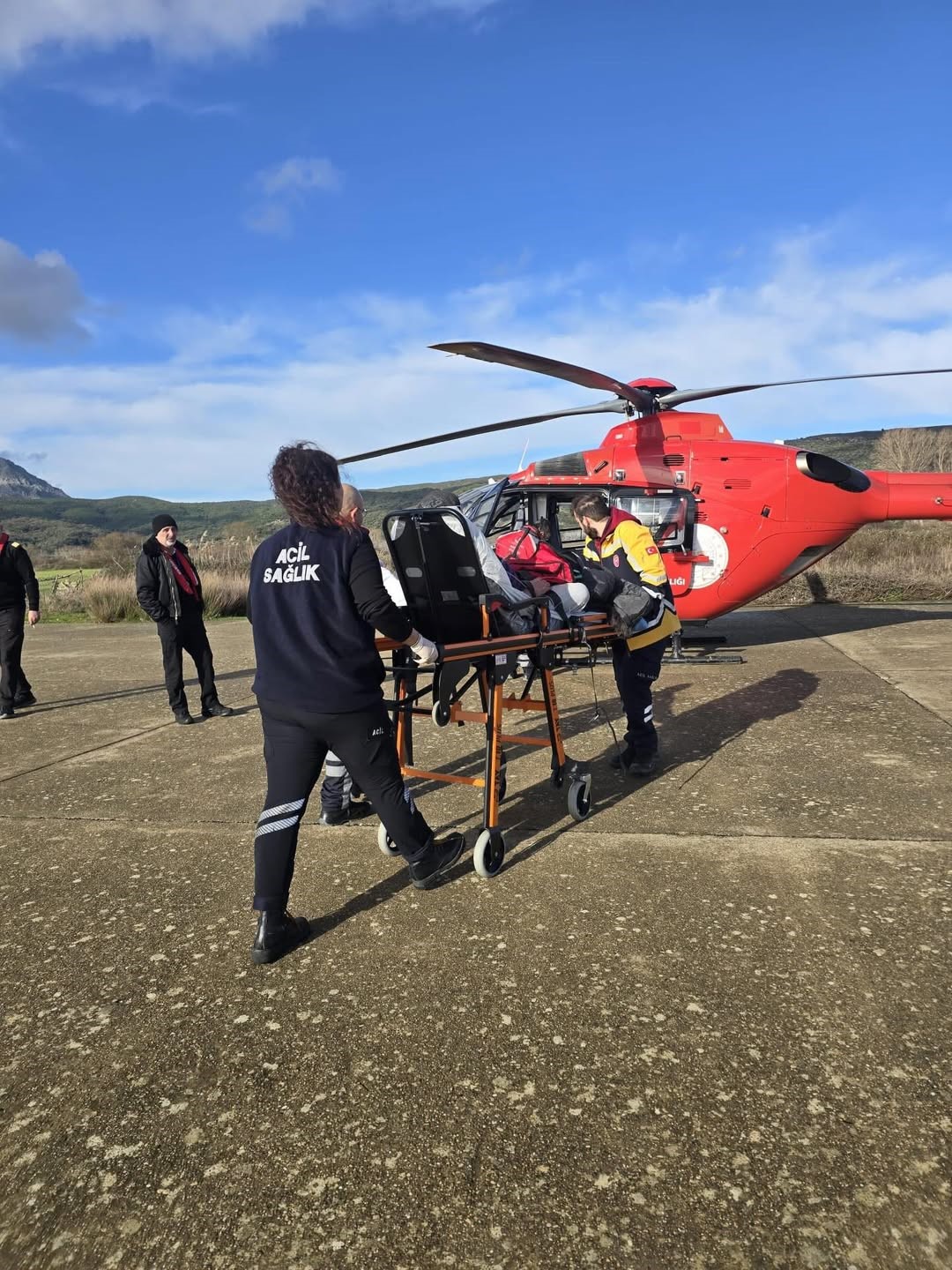 G&ouml;k&ccedil;eada&rsquo;da rahatsızlanan hasta helikopter ambulansla &Ccedil;anakkale&rsquo;ye sevk edildi
