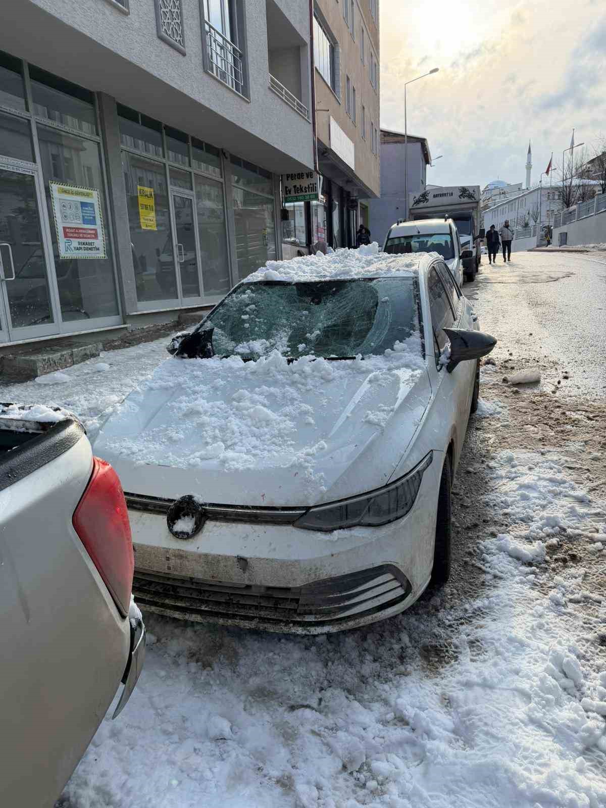 Bayburt’ta çatıdan düşen kar kütleleri park halindeki 2 araca zarar verdi: Bir otomobil hurdaya döndü
