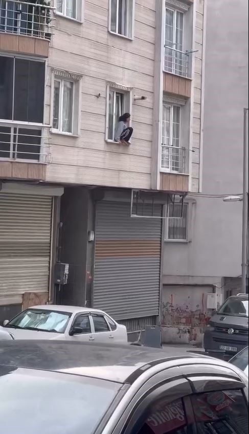 Eve kitlenen genç kadın kendini camdan attı; O anlar kamerada