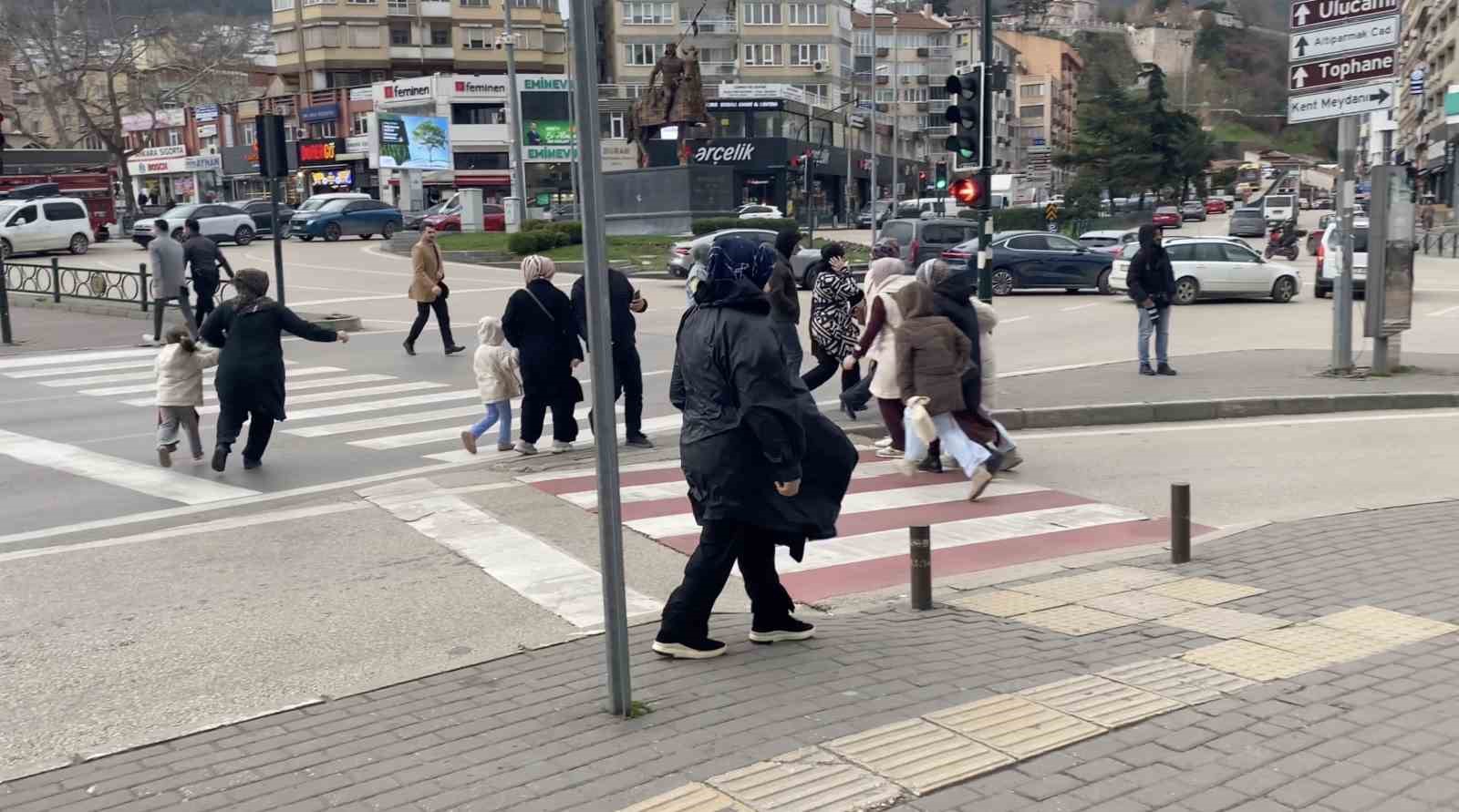 Bursa&rsquo;da kuvvetli r&uuml;zg&acirc;r etkisini artırdı
