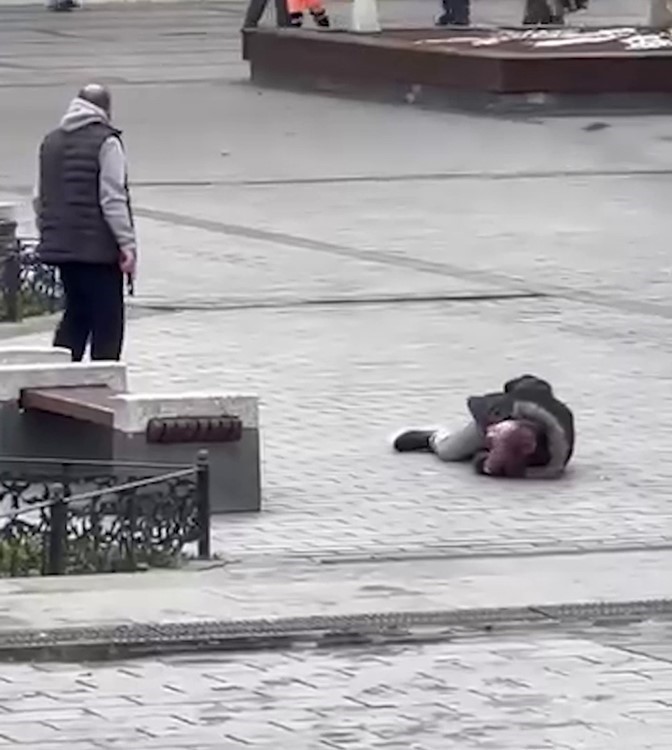 Tartıştığı kişiyi silahla vurup başında bekledi
