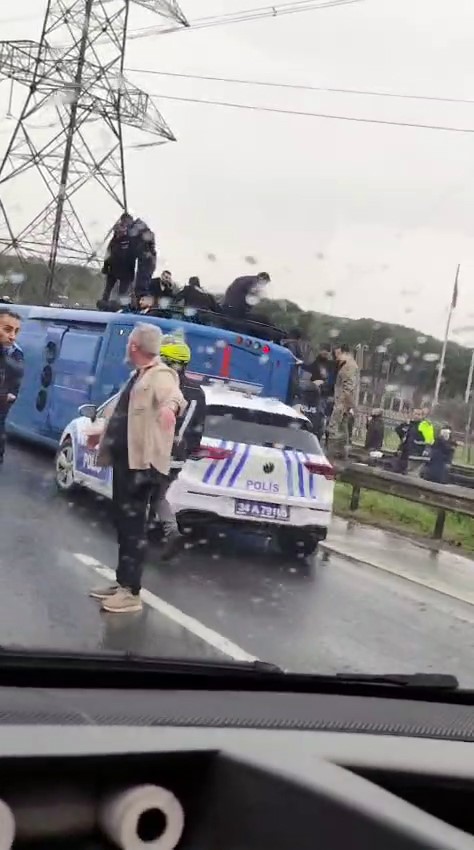 Hasdal yolu Kemerburgaz istikametinde cezaevi aracı devrildi. İhbar sonrası b&ouml;lgeye &ccedil;ok sayıda ekip sevk edildi.
