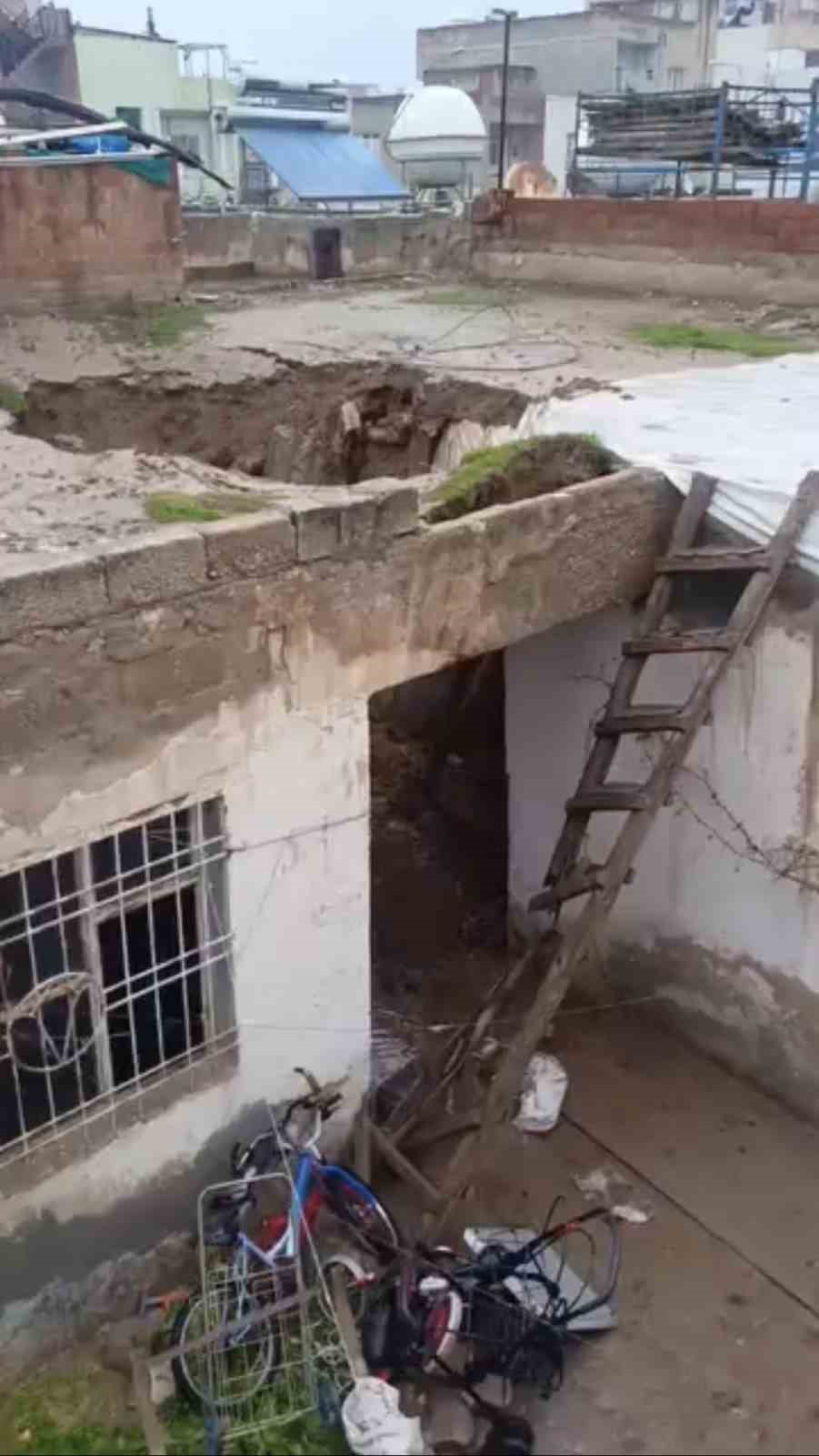 Mardin&rsquo;de sağanak yağışta kerpi&ccedil; evin damı &ccedil;&ouml;kt&uuml;
