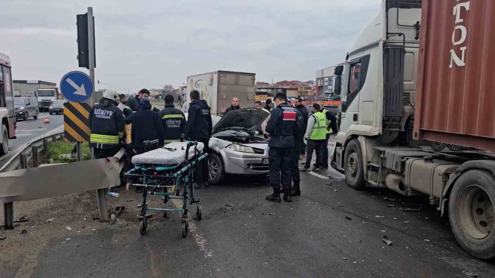 &Ccedil;erkezk&ouml;y&rsquo;de tır otomobile arkadan &ccedil;arptı: 3 yaralı

