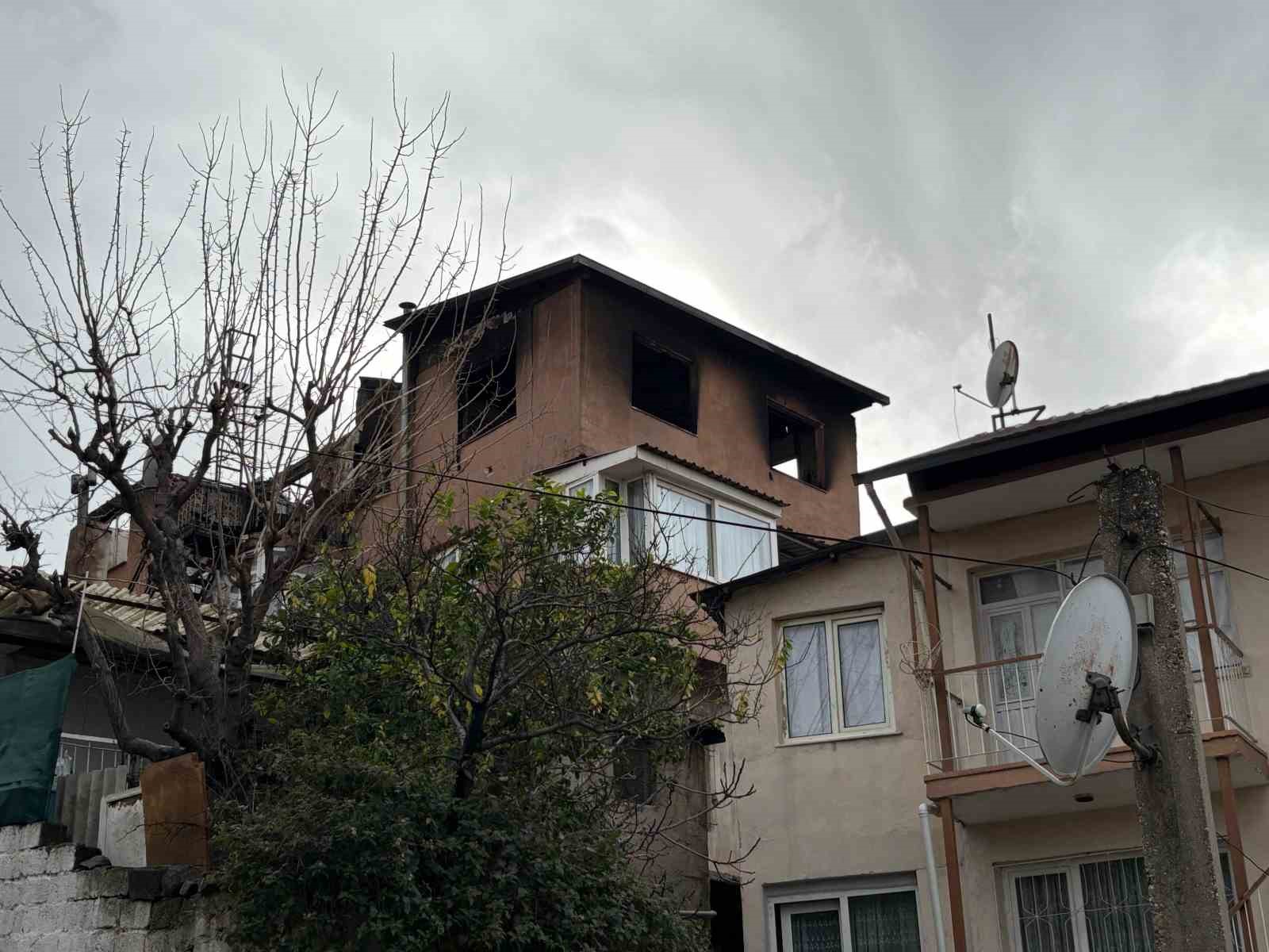 İzmir’de 3 katlı binanın çatı katında yangın