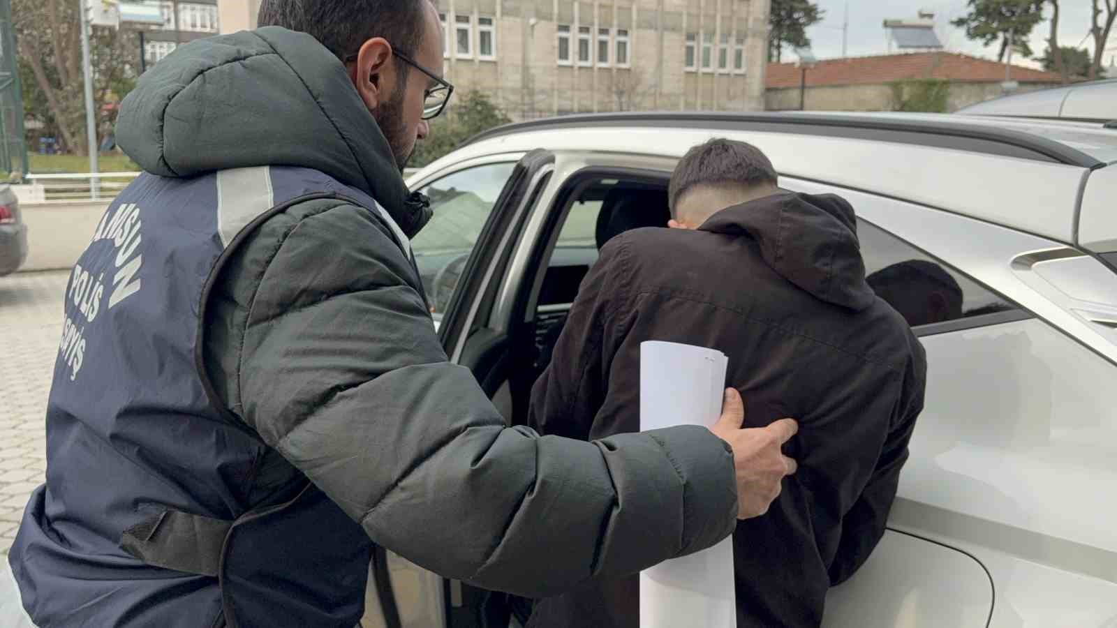 G&uuml;m&uuml;ş&ccedil;&uuml;n&uuml;n vitrin camını kırıp altın zannettiği bilezikleri &ccedil;aldı
