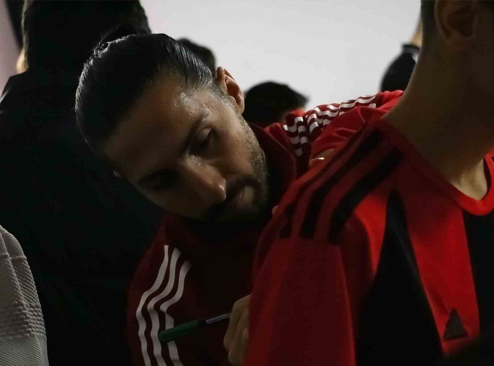 Eskişehirspor oyuncuları, koruma altındaki &ccedil;ocuklarla bir araya geldi
