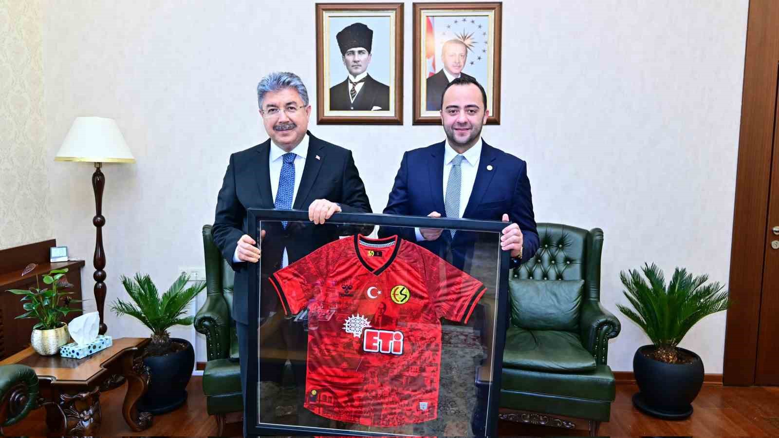Eskişehirspor yönetimi, Vali Yılmaz’ı ziyaret etti