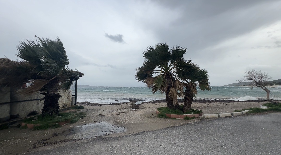 İzmir&rsquo;de fırtına ve dev dalgalar tekneleri batırdı
