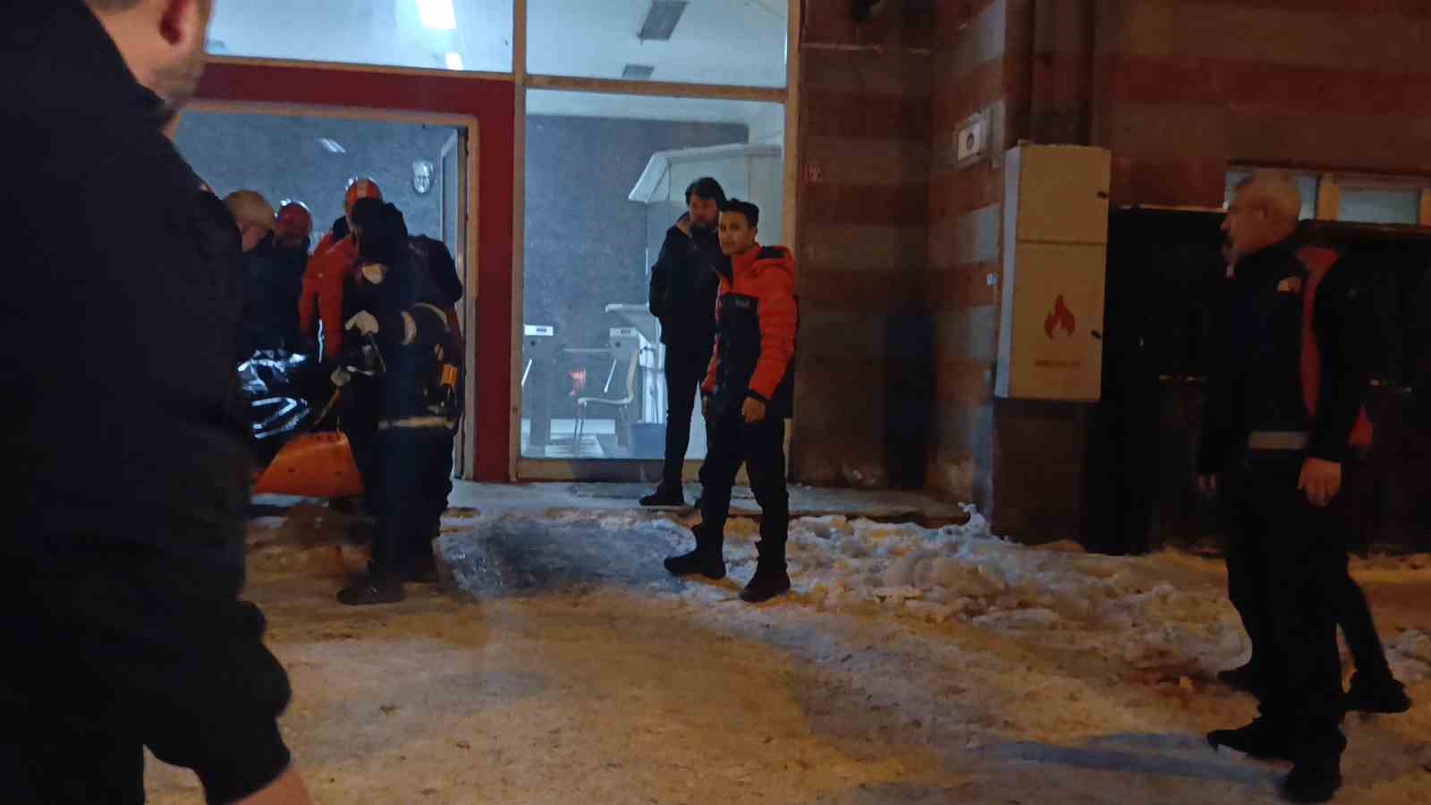 Kars&rsquo;ta asans&ouml;r boşluğuna d&uuml;şen bir kişi hayatını kaybetti
