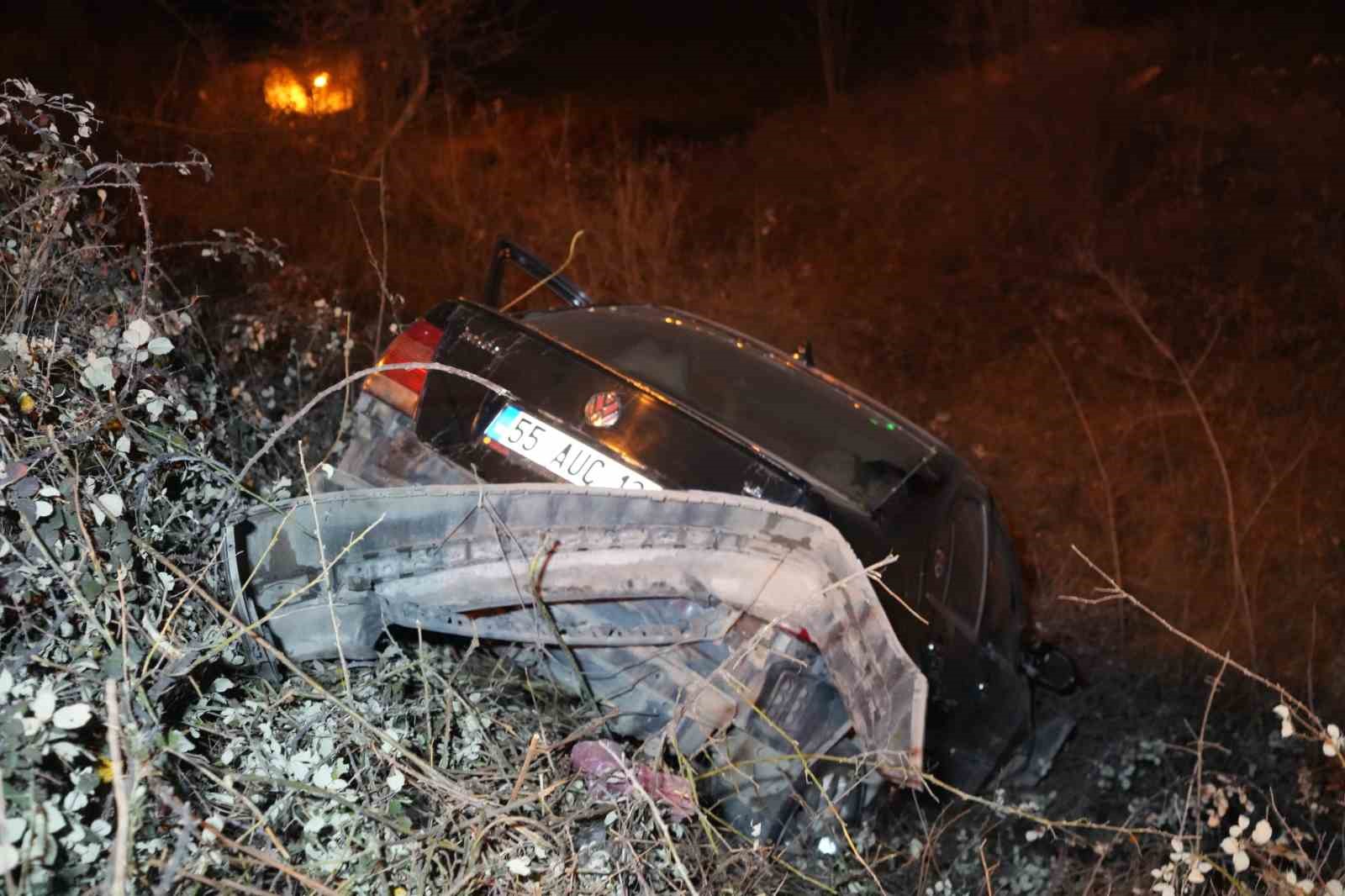 Samsun’da otomobil 3 metre yükseklikten düştü: Sürücü yara almadan kurtuldu