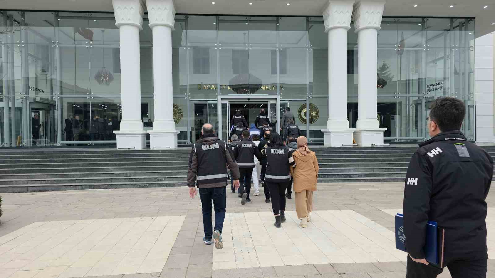 Sahte kimlikle arazi satıp milyonluk vurgun yapmaya &ccedil;alışan 4 kişi tutuklandı
