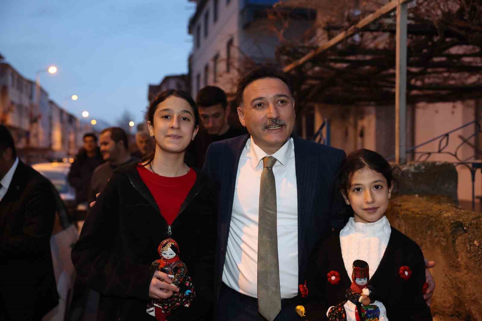 Vali &Ccedil;i&ccedil;ek vatandaşın &ccedil;ay davetini kırmadı
