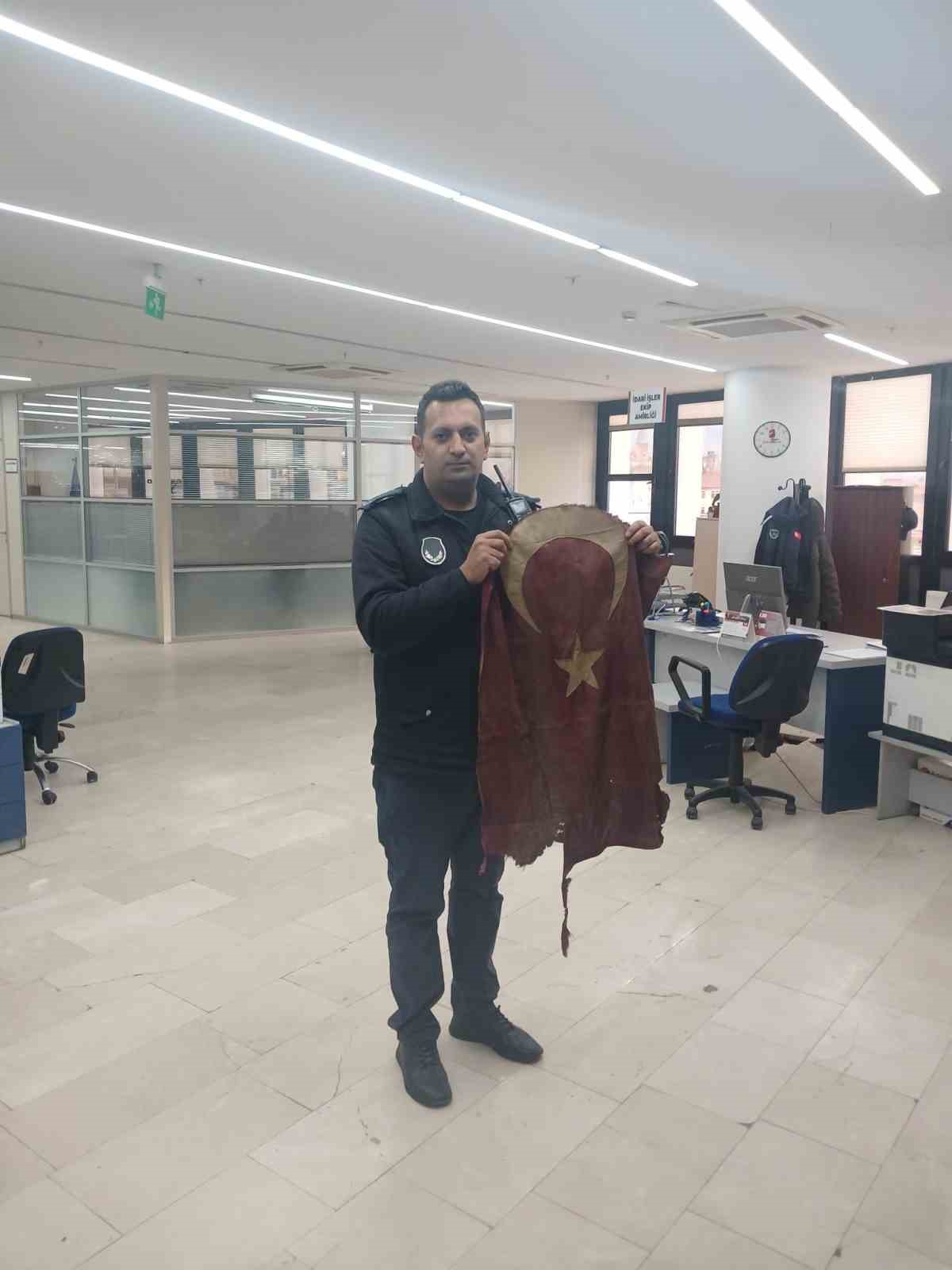 Yıkılan binadan bayrağı kurtaran zabıta personeli: "G&ouml;nl&uuml;m el vermedi"
