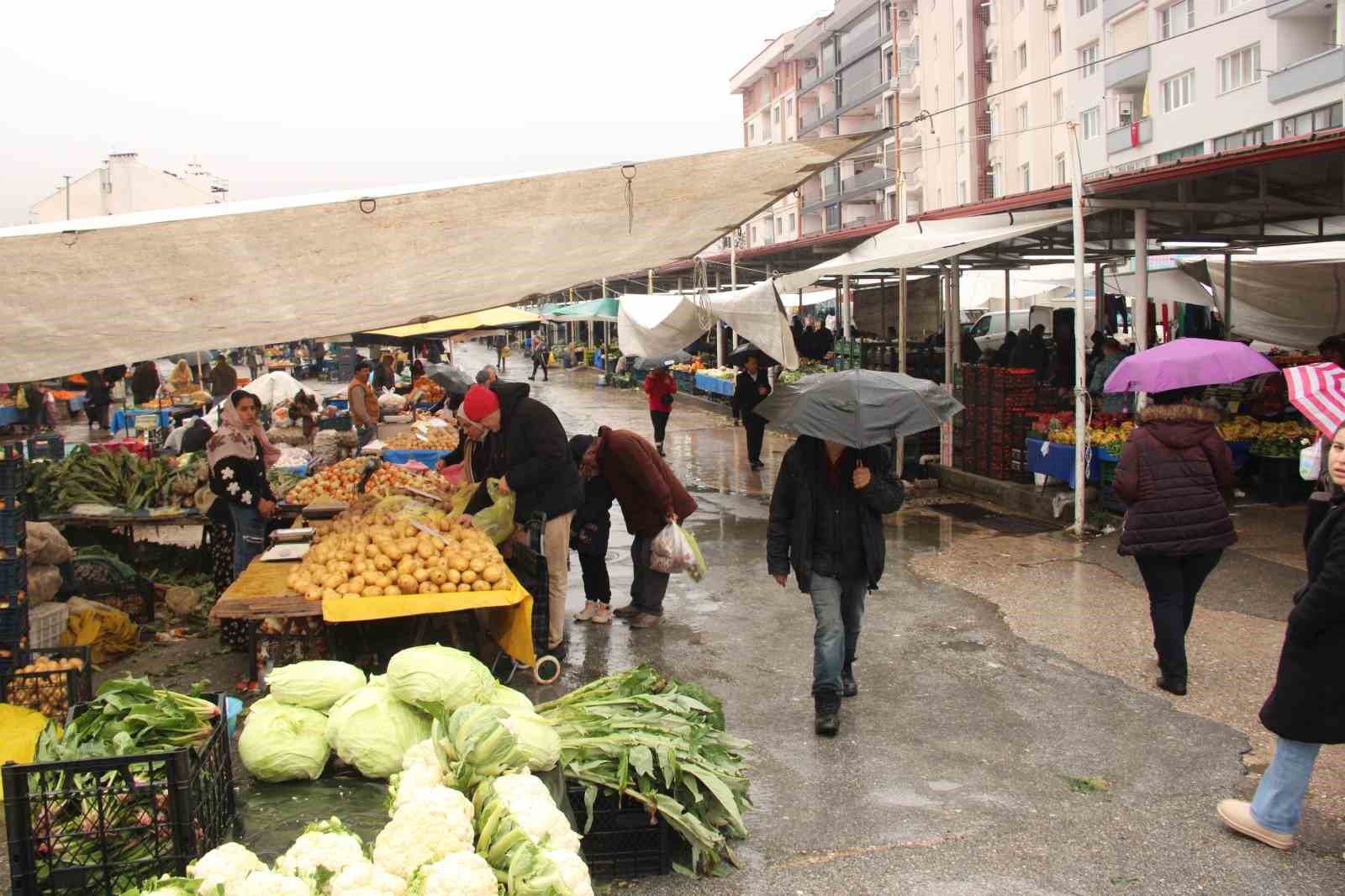 Meteoroloji&rsquo;nin sağanak ve fırtına uyarısı pazarcıları etkiledi
