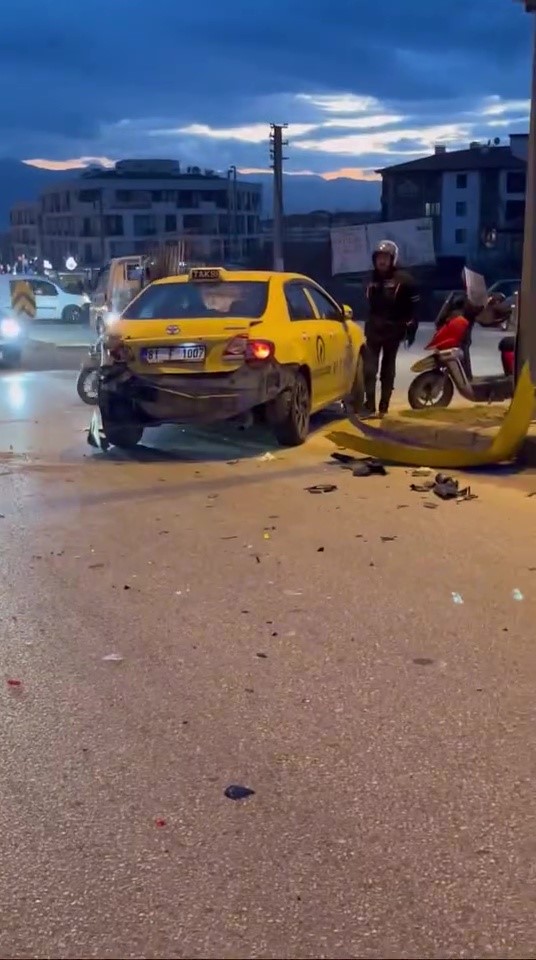 Taksiye çarpan motosikletli ağır yaralandı