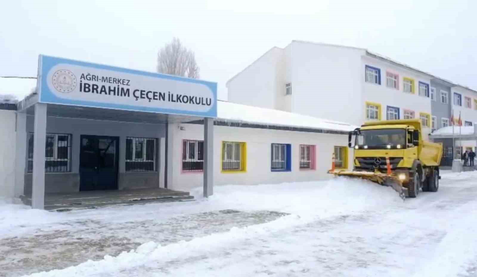 Ağrı&rsquo;da okullar ikinci d&ouml;nem &ouml;ncesi kar temizleme &ccedil;alışmalarıyla hazırlandı
