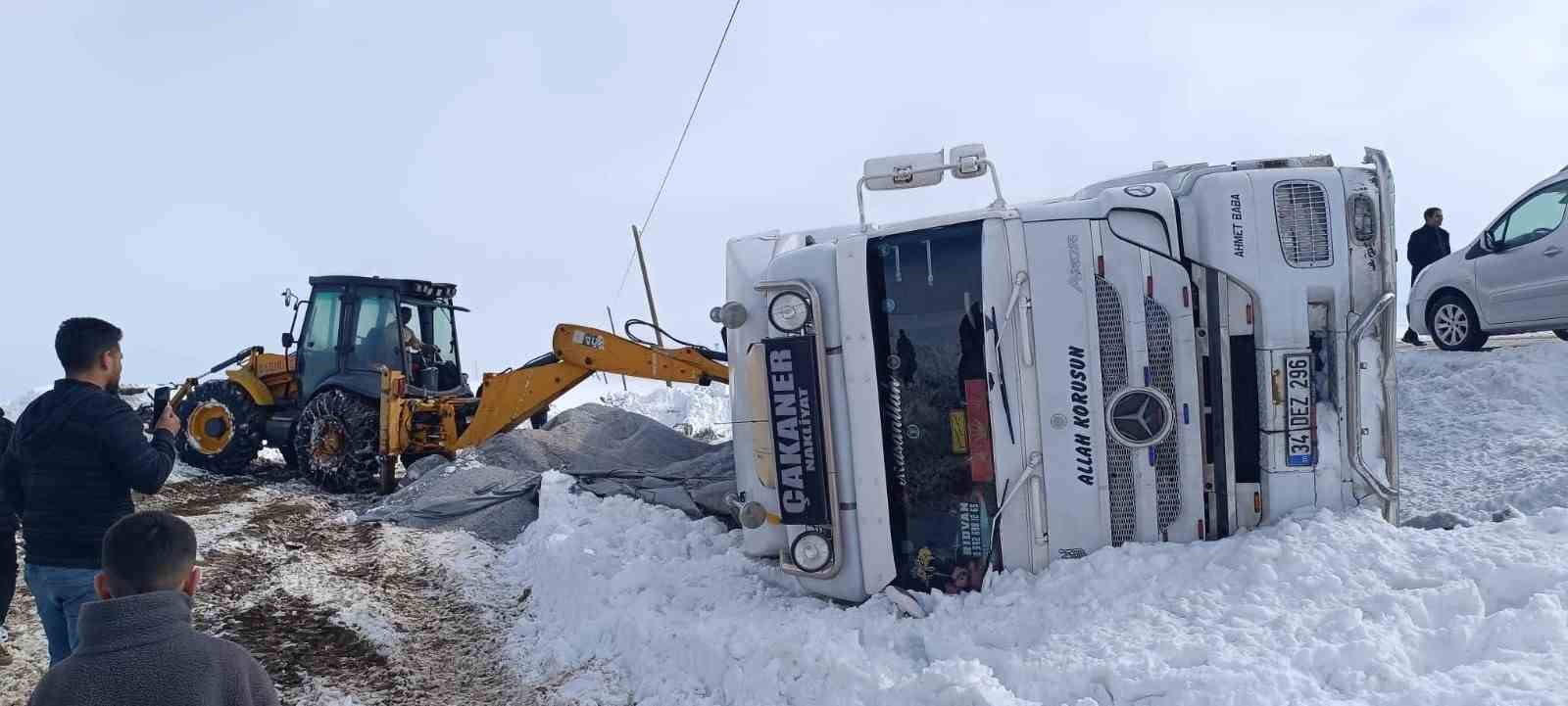 Muradiye’de gizli buzlanmadan dolayı tır devrildi