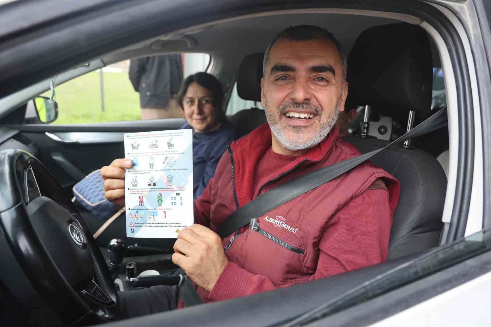 Polis ve jandarma kamuflajı ile denetim yapan depremzede &ccedil;ocuklar y&uuml;rekleri ısıttı
