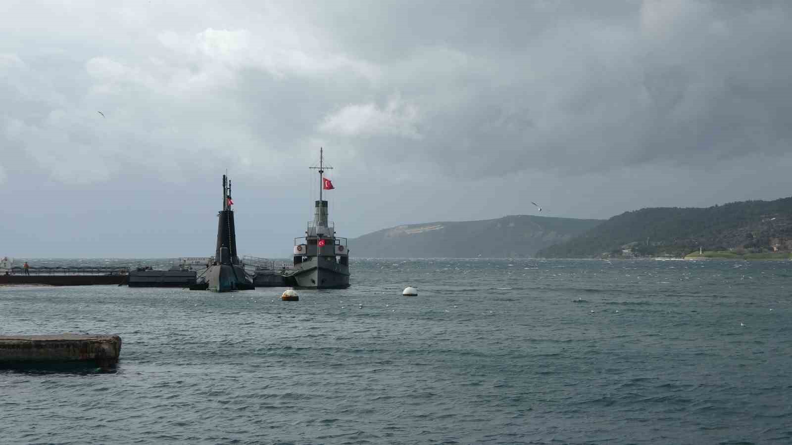 &Ccedil;anakkale Boğazı fırtına nedeniyle trafiğe kapandı
