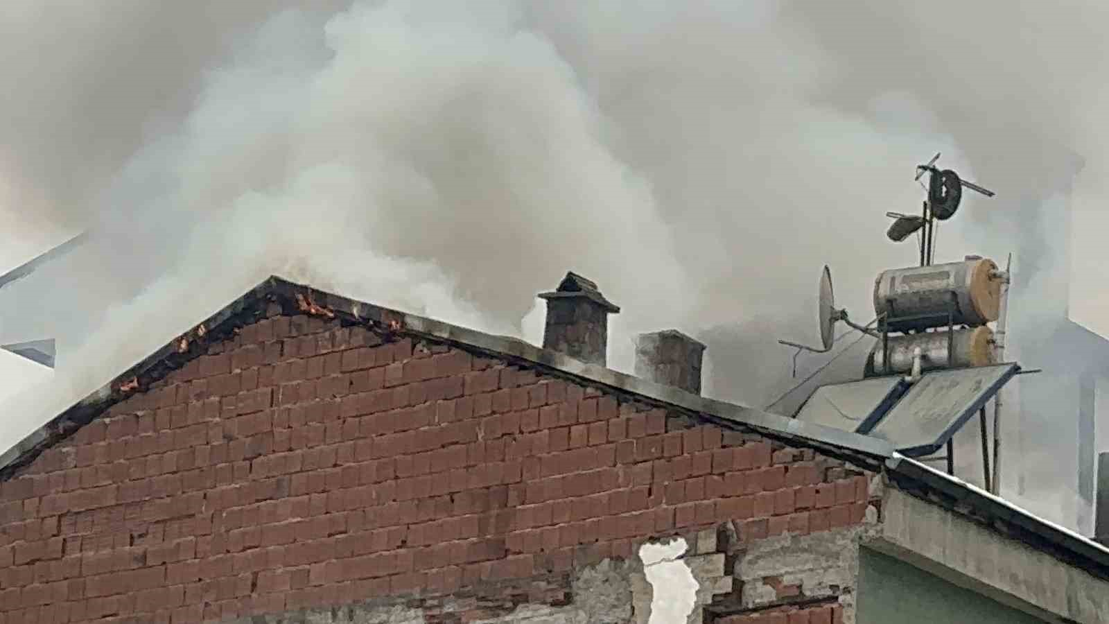 Elazığ&rsquo;da &ccedil;atı yangını
