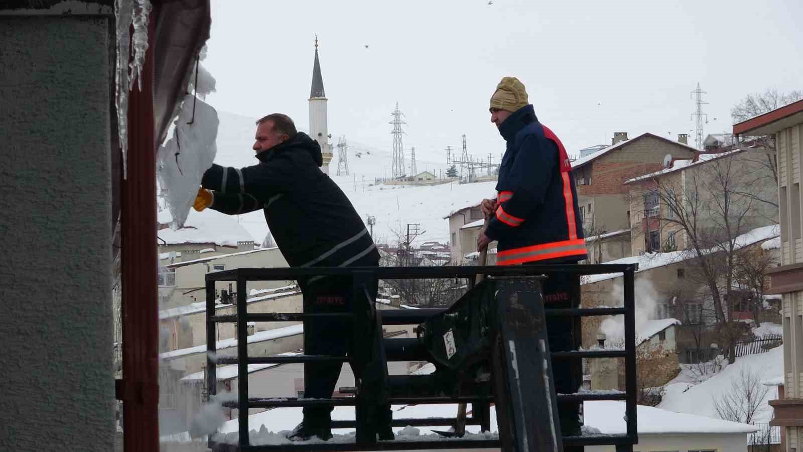 Bayburt’ta çatıdan düşen kar kütleleri park halindeki 2 araca zarar verdi: Bir otomobil hurdaya döndü