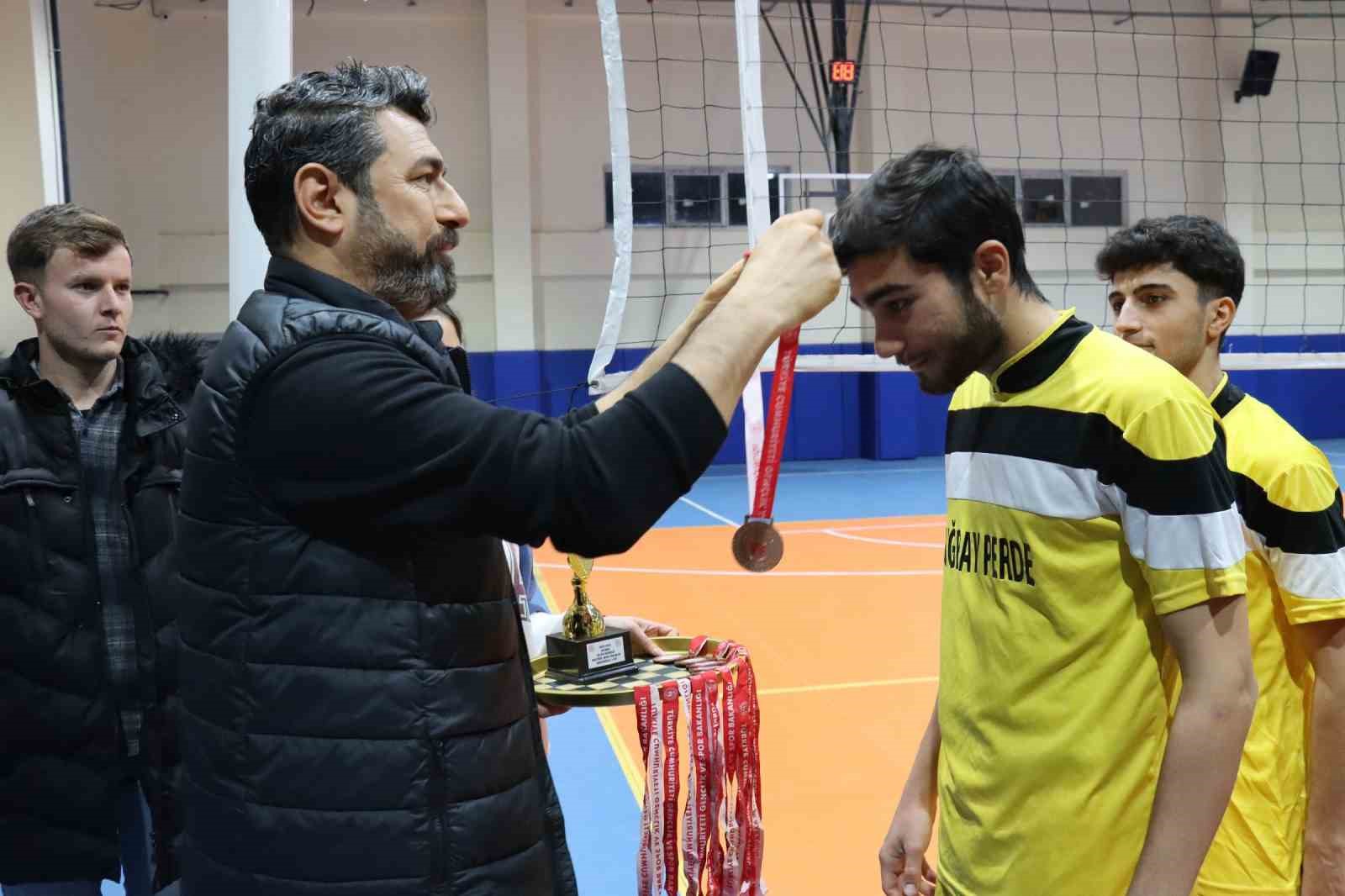 Şanlıurfa B&uuml;y&uuml;kşehir Belediyesi voleybolda il şampiyonu oldu
