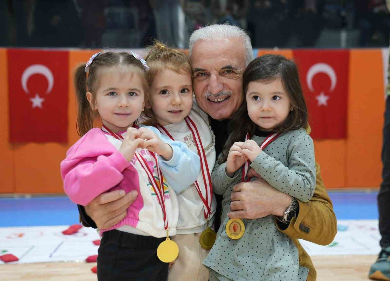 &Uuml;mraniye Belediye Başkanı Yıldırım teneff&uuml;ste &ouml;ğrencilerin sevincine ortak oldu
