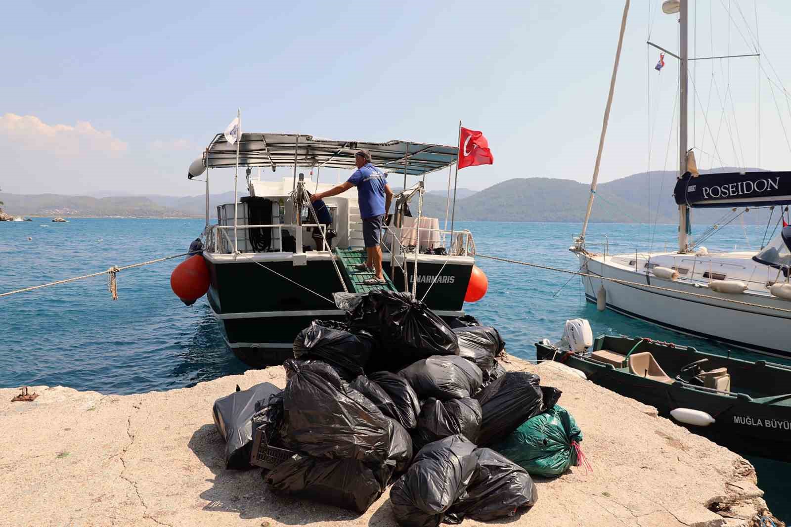 Muğla B&uuml;y&uuml;kşehir&rsquo;den G&ouml;kova ve G&ouml;cek&rsquo;te kapsamlı kıyı temizliği
